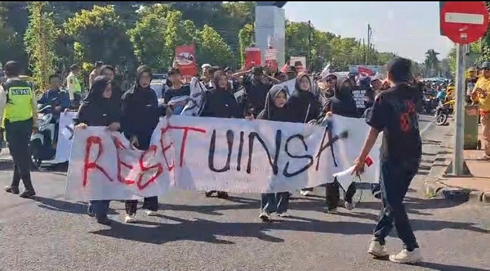 Mahasiswa UINSA Surabaya Tuntut Transparansi dan Pergantian Rektor Definitif