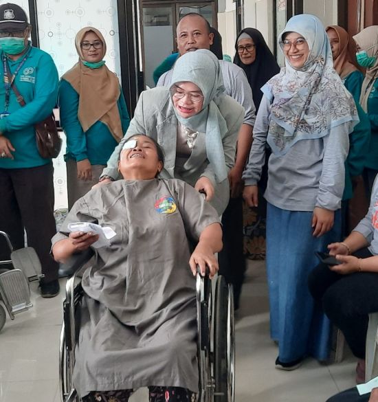 Mbak Una Pantau Operasi Katarak Gratis dan Dorong Kursi Roda Pasien di Situbondo