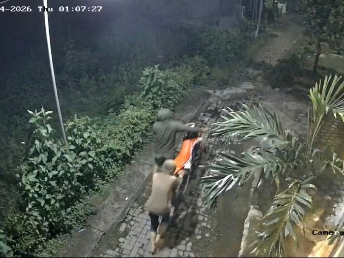 Komplotan Curanmor Bersenjata Pedang Teror Indekos di Purwosari Pasuruan Terekam CCTV
