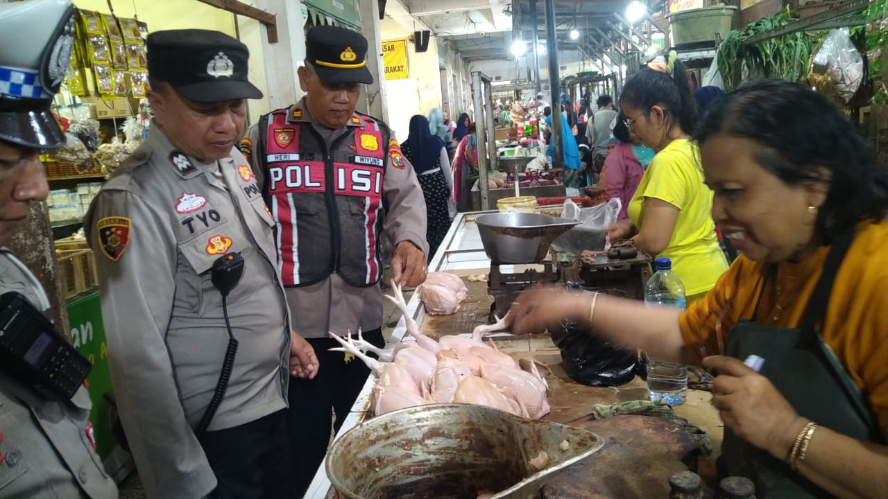 Polsek Wiyung Intensifkan Patroli Jalan Kaki, Jaga Keamanan Pasar Inpres