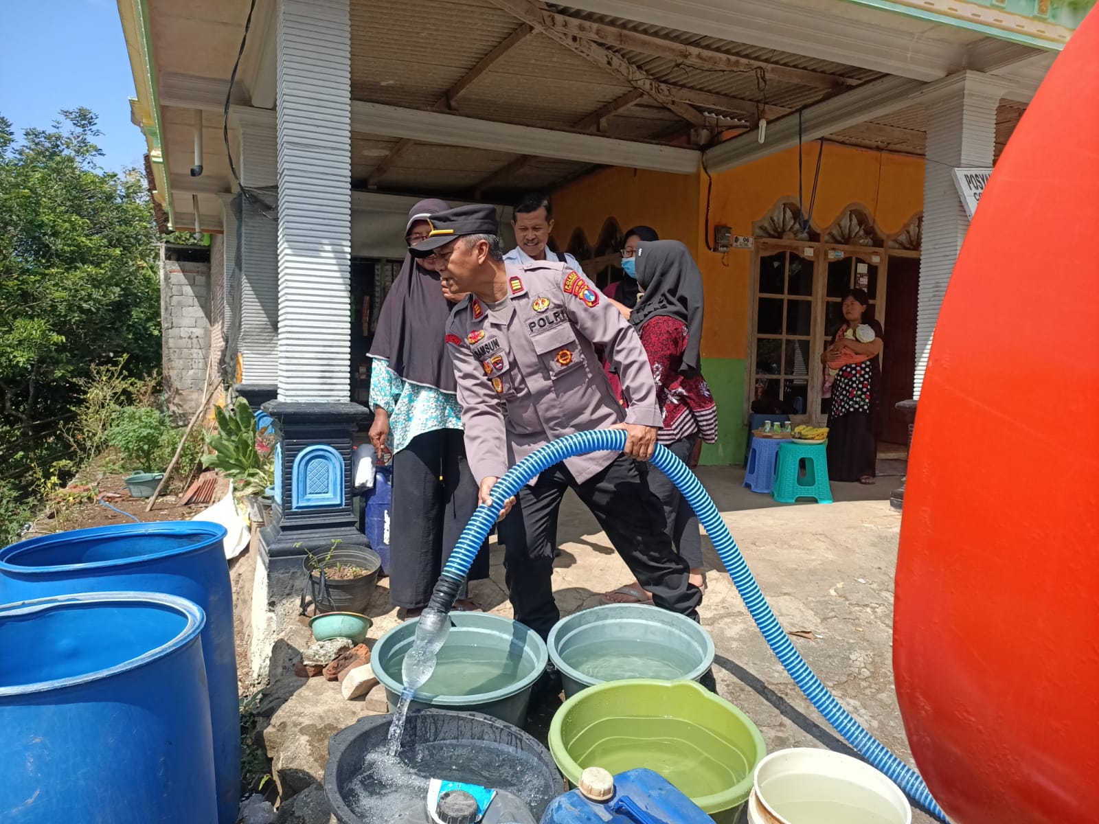 Polres Tulungagung Kirim 1.000 Liter Air ke Wilayah Kecamatan Besuki Imbas Kekeringan