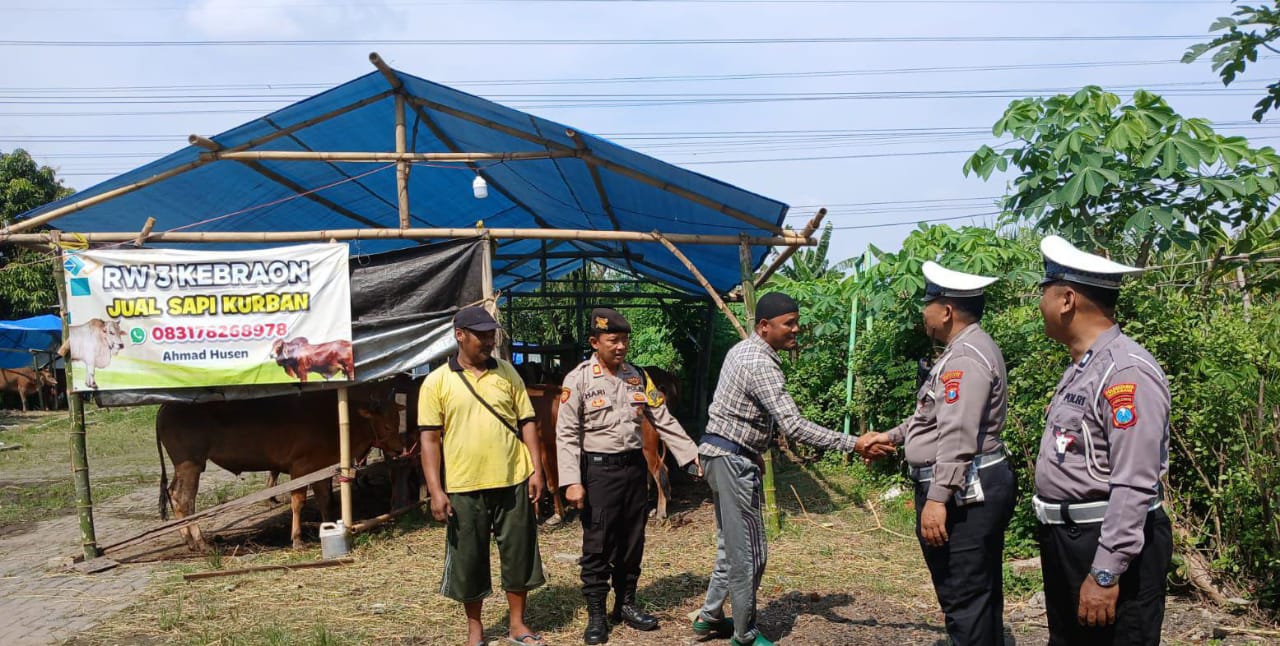 Polsek Karangpilang Ajak Pedagang Hewan Kurban Patuh Prokes dan Waspadai Kejahatan