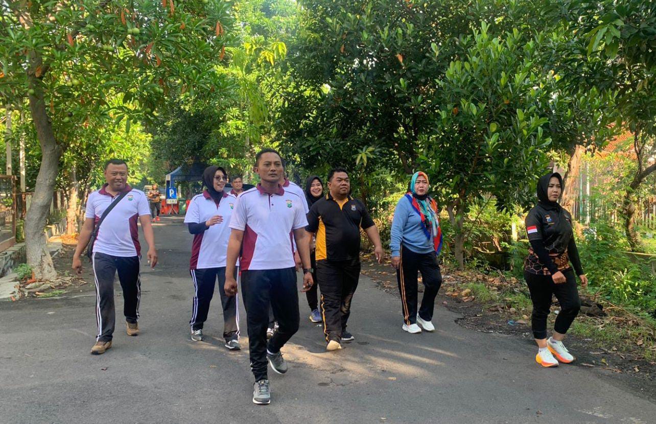 Anggota Polsek Rungkut Jaga Kebugaran dengan Olahraga di Sekitar Mako