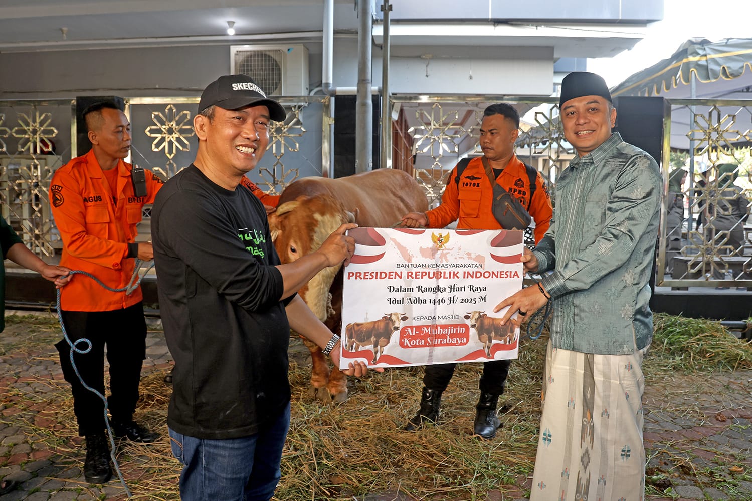 Sapi Kurban dari Presiden Prabowo Disembelih di Masjid Al-Muhajirin