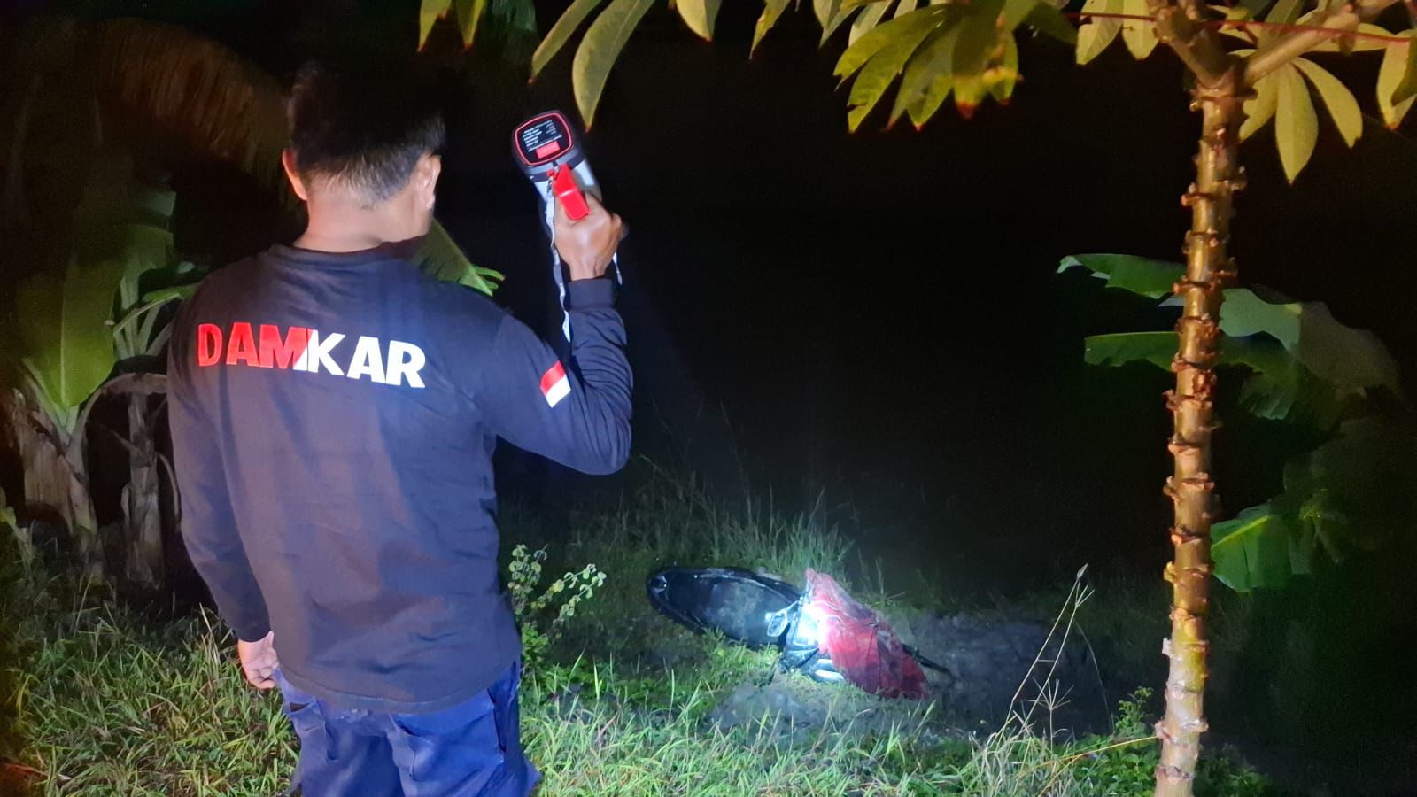 Aspal Berlubang Tertutup Genangan, Pemotor di Kebomas Terperosok ke Sawah hingga Dievakuasi Damkar