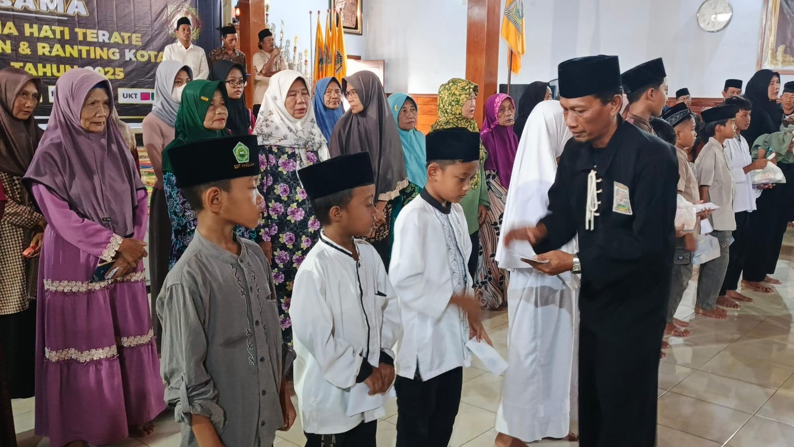 Komisariat Padepokan PSHT Cabang Nganjuk Pusat Madiun Gelar Penyerahan Sabuk Putih dan Santunan