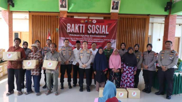 Peringati HUT Ke-77, Polwan Polres Bojonegoro Tebar Bantuan dan Senyum untuk Warga