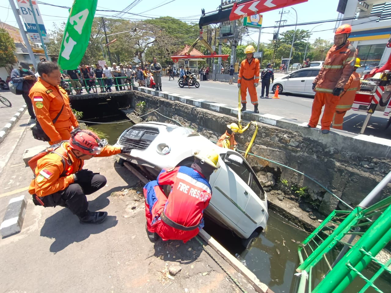 Pengemudi Pusing, Toyota Agya Tercebur Sungai di Jalan Arief Rahman Hakim