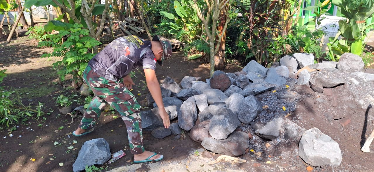 Suasana Bulan Suci Ramadan, TNI dan Warga Gotong Royong Renovasi RTLH
