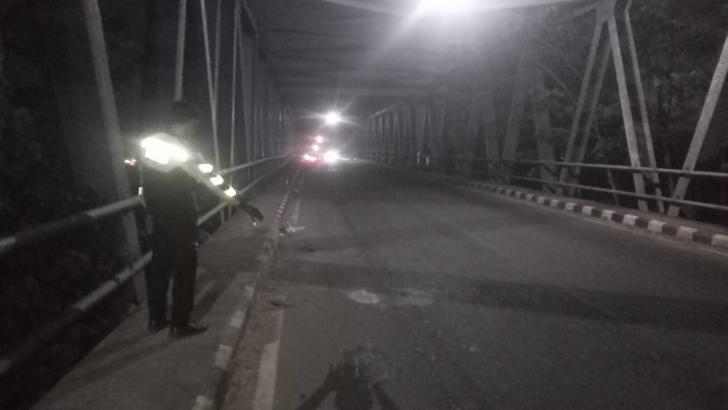Nyalip Sembarangan, Truk Hantam Pemotor hingga Picu Kecelakaan Beruntun di Ngujang 2