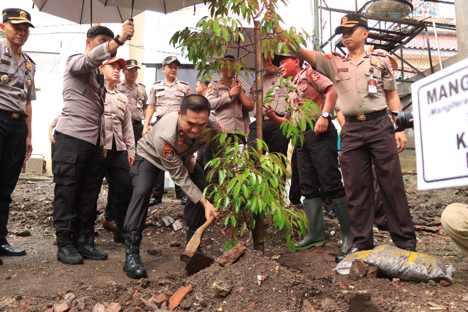 Serdik Sespimma Polri Angkatan 74 Gelar Bakti Sosial dan Santunan Anak Yatim di Polres Malang