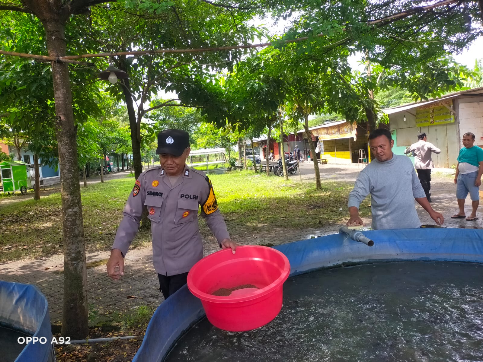 Polsek Taman Dampingi Warga Penggerak Ketahanan Pangan Polresta Sidoarjo di Pertapan Maduretno