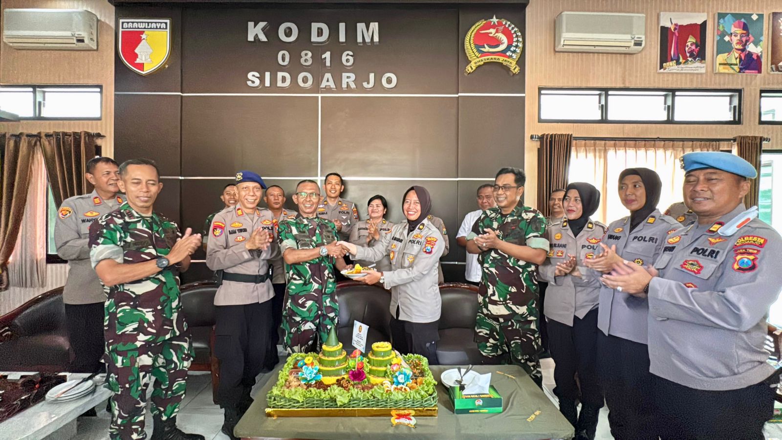 Polresta Sidoarjo Beri Kejutan Kodim di HUT Ke-80 TNI