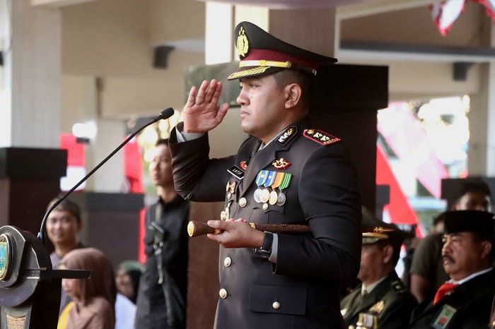 Kapolres Probolinggo Pimpin Upacara Penurunan Bendera Merah Putih Peringatan HUT Ke-80 Kemerdekaan RI