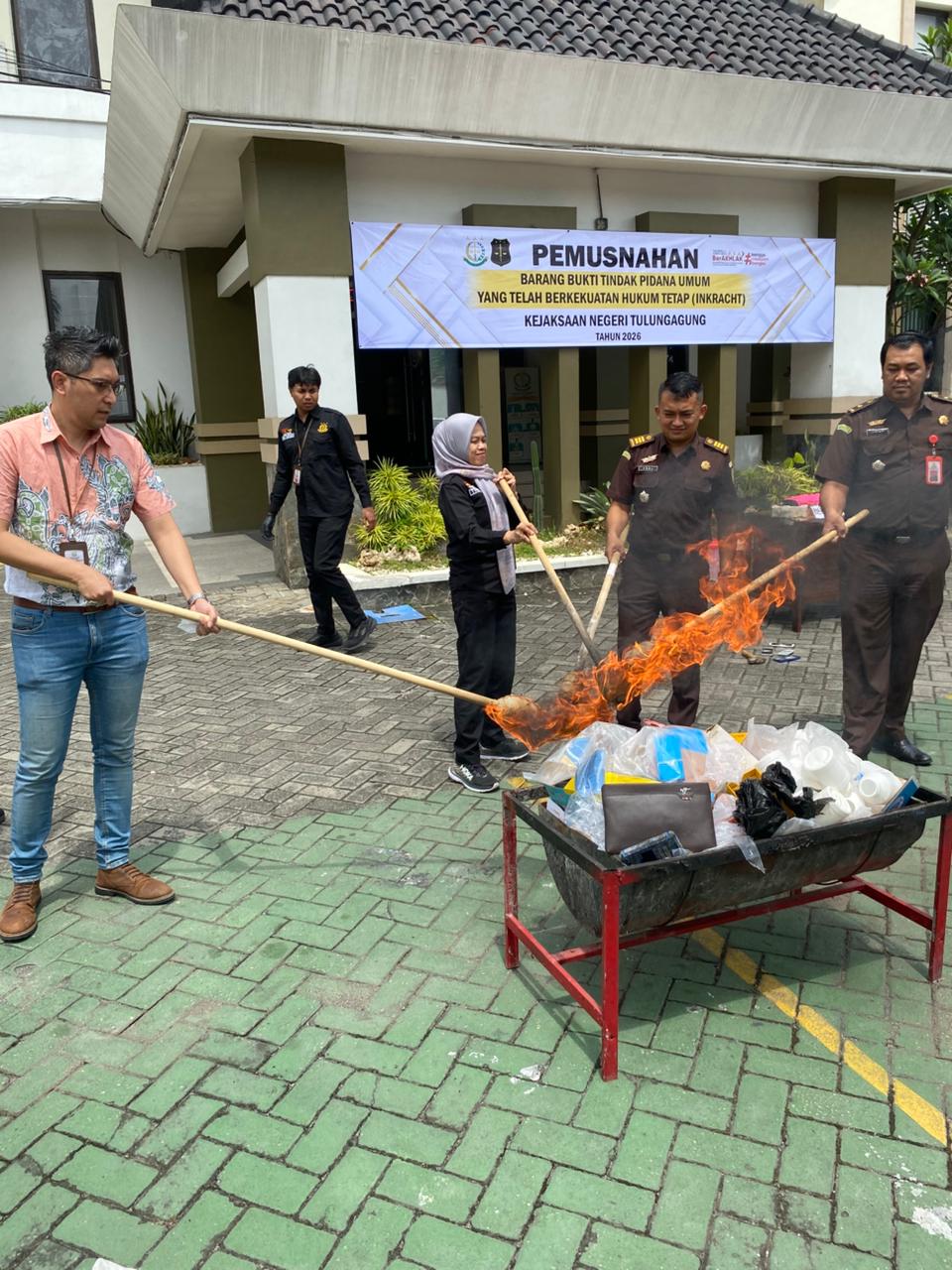 Kejari Tulungagung Musnahkan Ribuan Pil Dobel L dari Sejumlah Perkara Inkrah