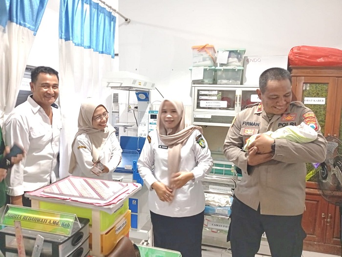 Geger Bayi Baru Lahir Ditemukan di Teras Rumah Warga Bangil, Polisi Buru Sang Ibu
