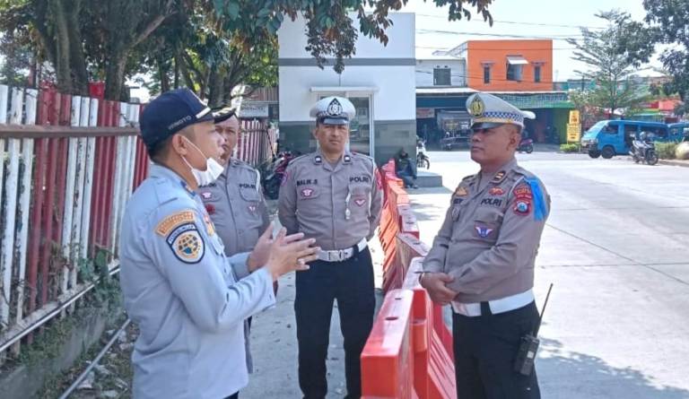 Satlantas Polsek Blimbing Sinergi dengan Petugas Terminal Arjosari Malang, Ini Tujuannya