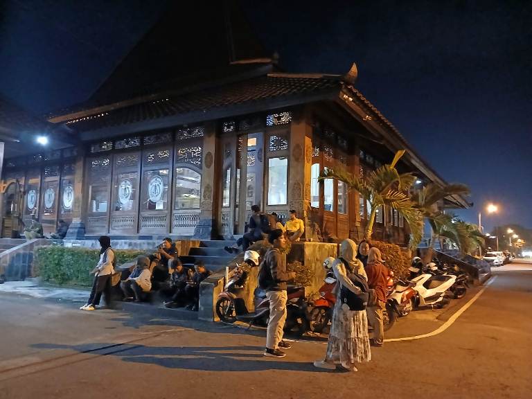 Pasca Kabar OTT KPK, Rumah Dinas Bupati Ponorogo Dipenuhi Wartawan