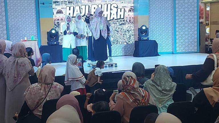 Siswi MI Roudlotul Banat Pamerkan Eksperimen ‘Gelas Perkasa’ di Ramadan Expo 2025