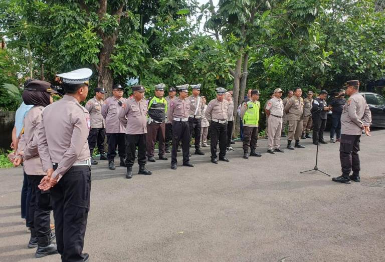 Polsek Rungkut, Satpol PP, dan Pamter Amankan Ratusan Pesilat IKPSI Kera Sakti Berangkat ke Madiun