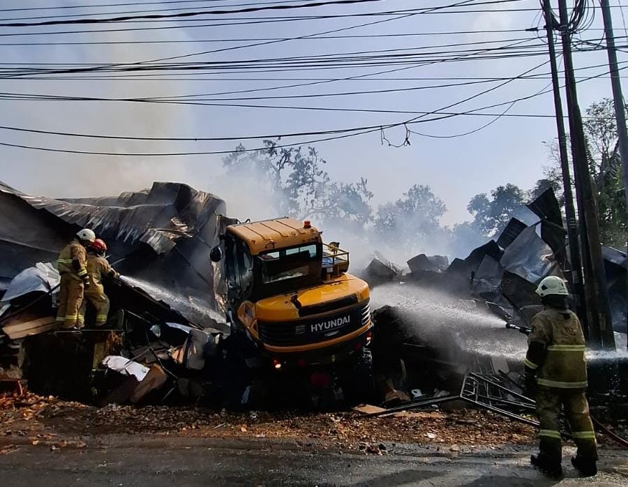 Gudang Kayu Sambikerep Surabaya Terbakar, 1 Mobil 2 Motor Ludes