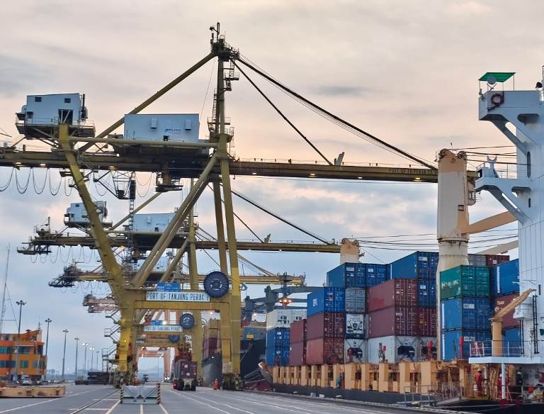 Konflik Timur Tengah Picu Keterlambatan Kapal, Pelabuhan Surabaya Tetap Stabil