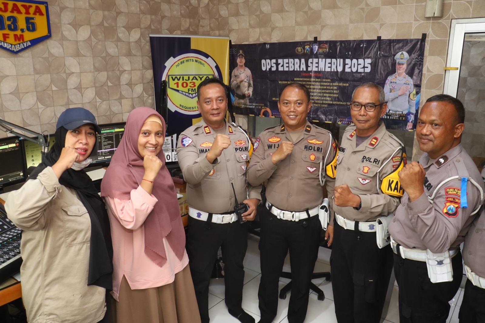 Sosialisasi Operasi Zebra Semeru 2025, Kasat Lantas Polres Pelabuhan Tanjung Perak Gelar On Air Radio