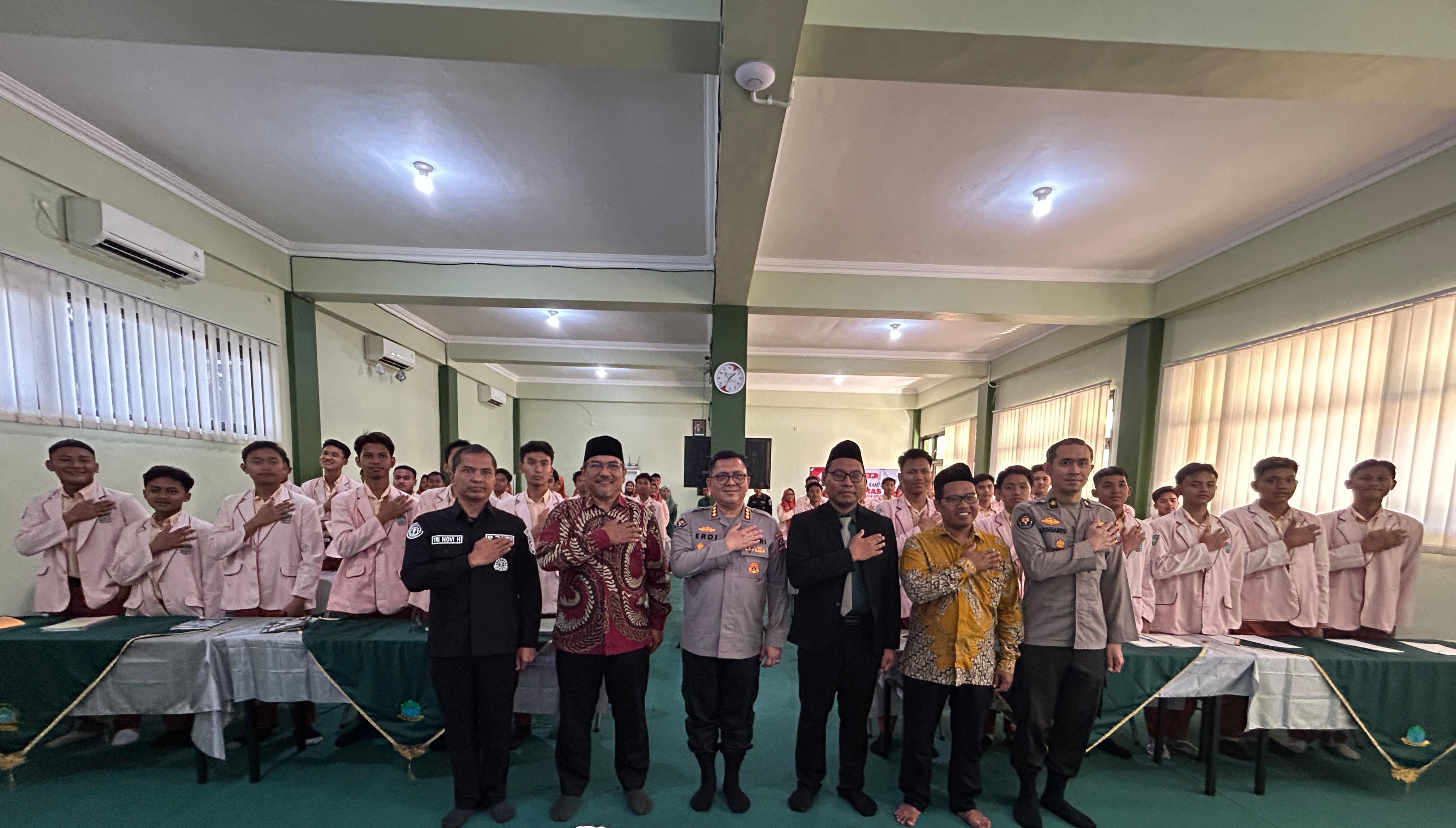 Humas Polri Sosialisasi Bahaya Radikalisme di Ponpes Bumi Sholawat