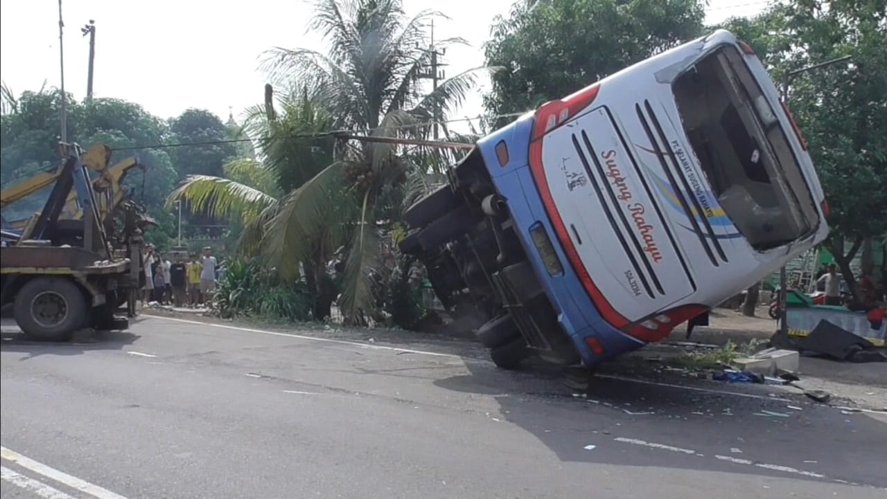 Bus Terguling di Jalur Tengkorak Sidoarjo, 7 Penumpang Luka, 1 Kehilangan Tangan