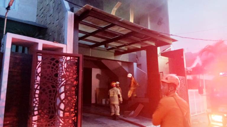 Kebakaran Rumah di Ngagel Madya Surabaya, Puluhan Kendaraan Selamat dari Amukan Api