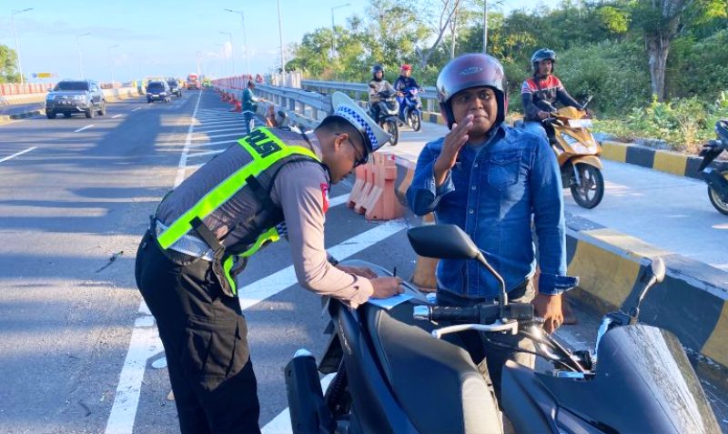 Cegah Motor Serobot Lajur Cepat, Satlantas Polres Bangkalan Rutin PAM Pagi di Jembatan Suramadu