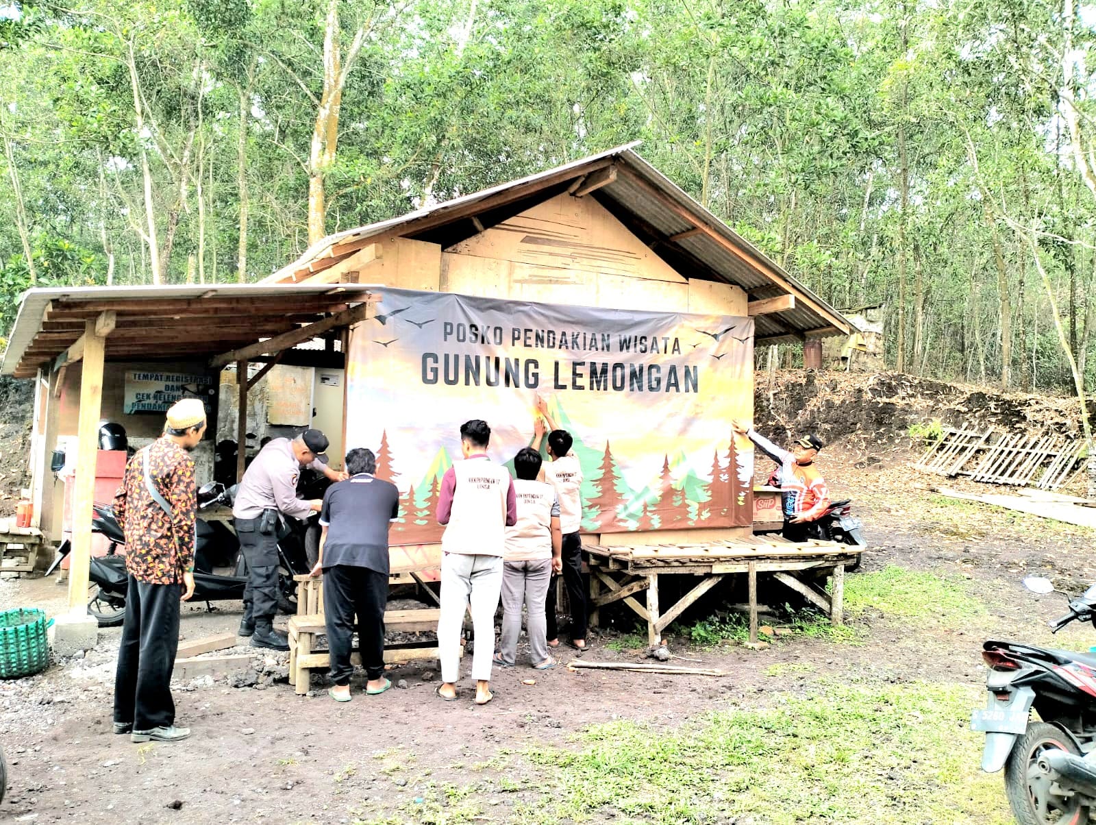 Mahasiswa KKN UIN Surabaya Pasang Banner dan Plakat di Gunung Lemongan dengan Pendampingan Kapolsek Klakah