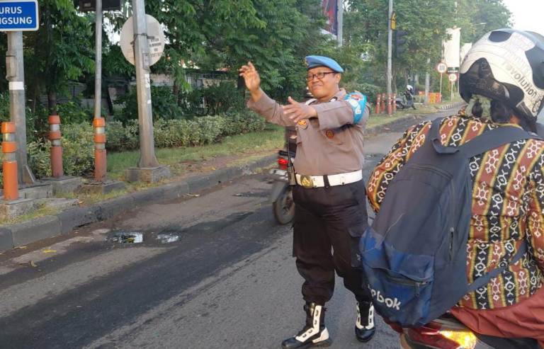 Polsek Tenggilis Mejoyo Terjunkan Personel Atasi Kemacetan Pagi Hari di Surabaya