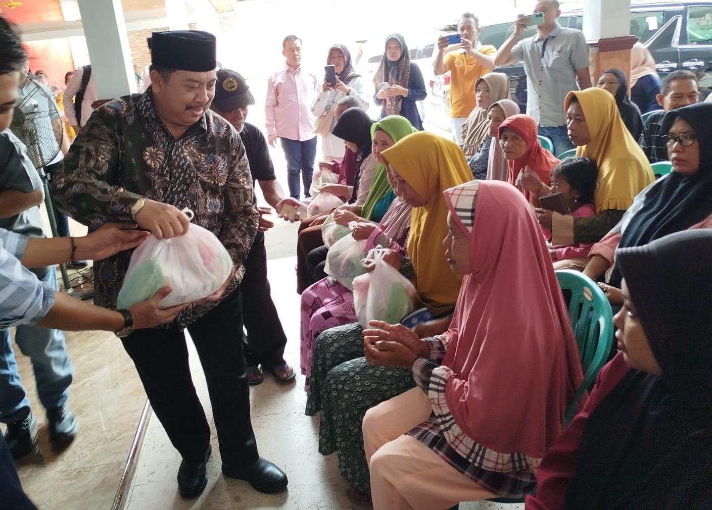 Bupati Warsubi Berbagi, Ribuan Warga Jombang Terima Sedekah Ramadan