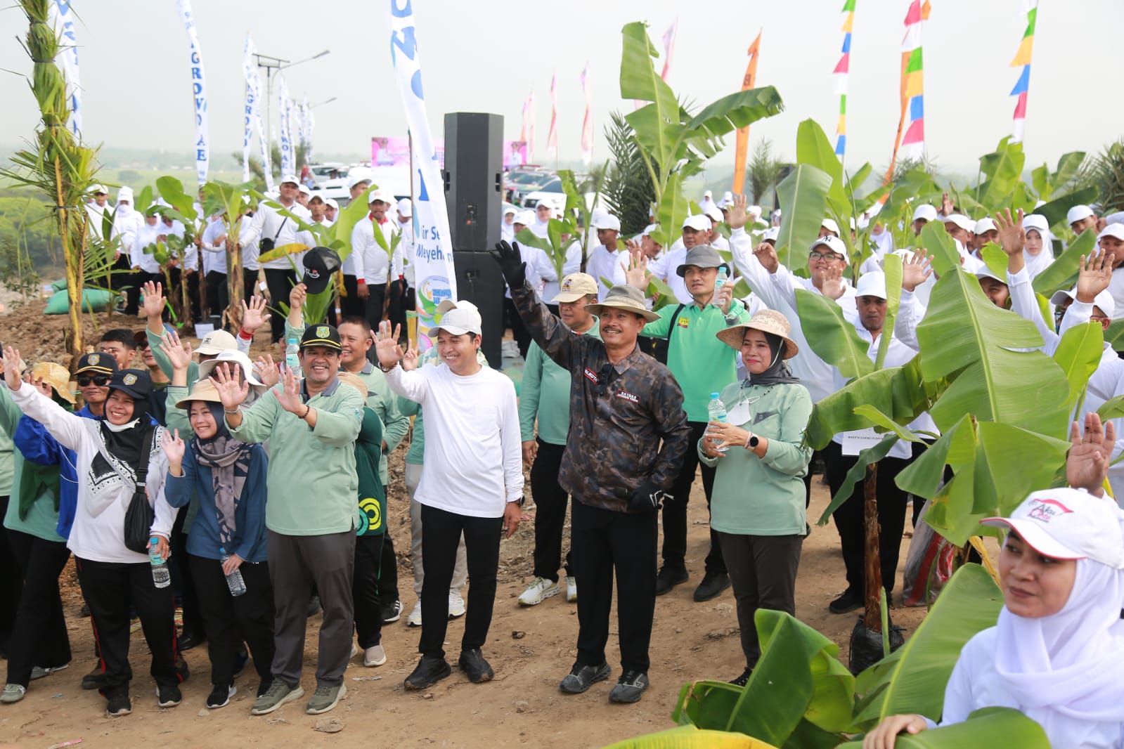 Wali Kota Madiun Serahkan SK CPNS dan CPPPK di TPA Winongo, Wajib Tanam Pisang Cavendish