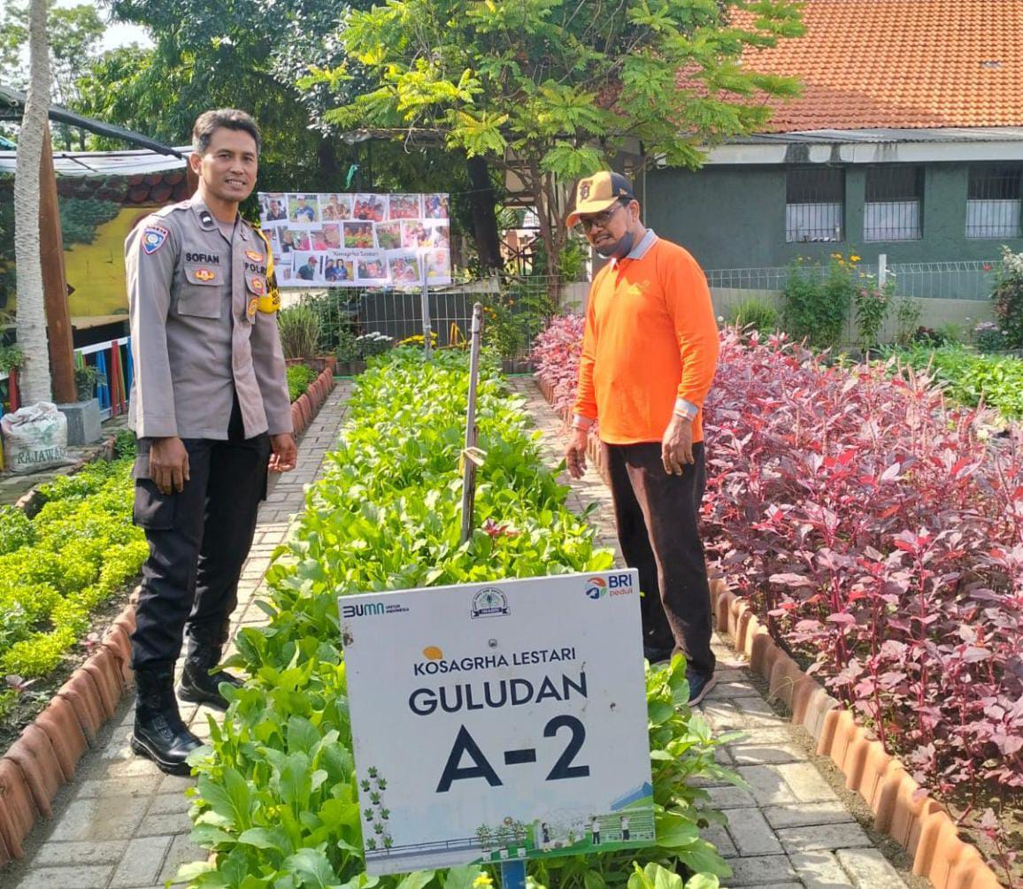 Dukung Ketahanan Pangan, Bhabinkamtibmas Medokan Ayu Bina Kelompok Tani