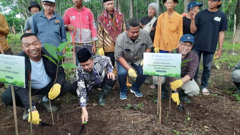 Gandeng IPB, Pemkab Situbondo Tanam 20 Ribu Tanaman Buah di Kawasan Hutan