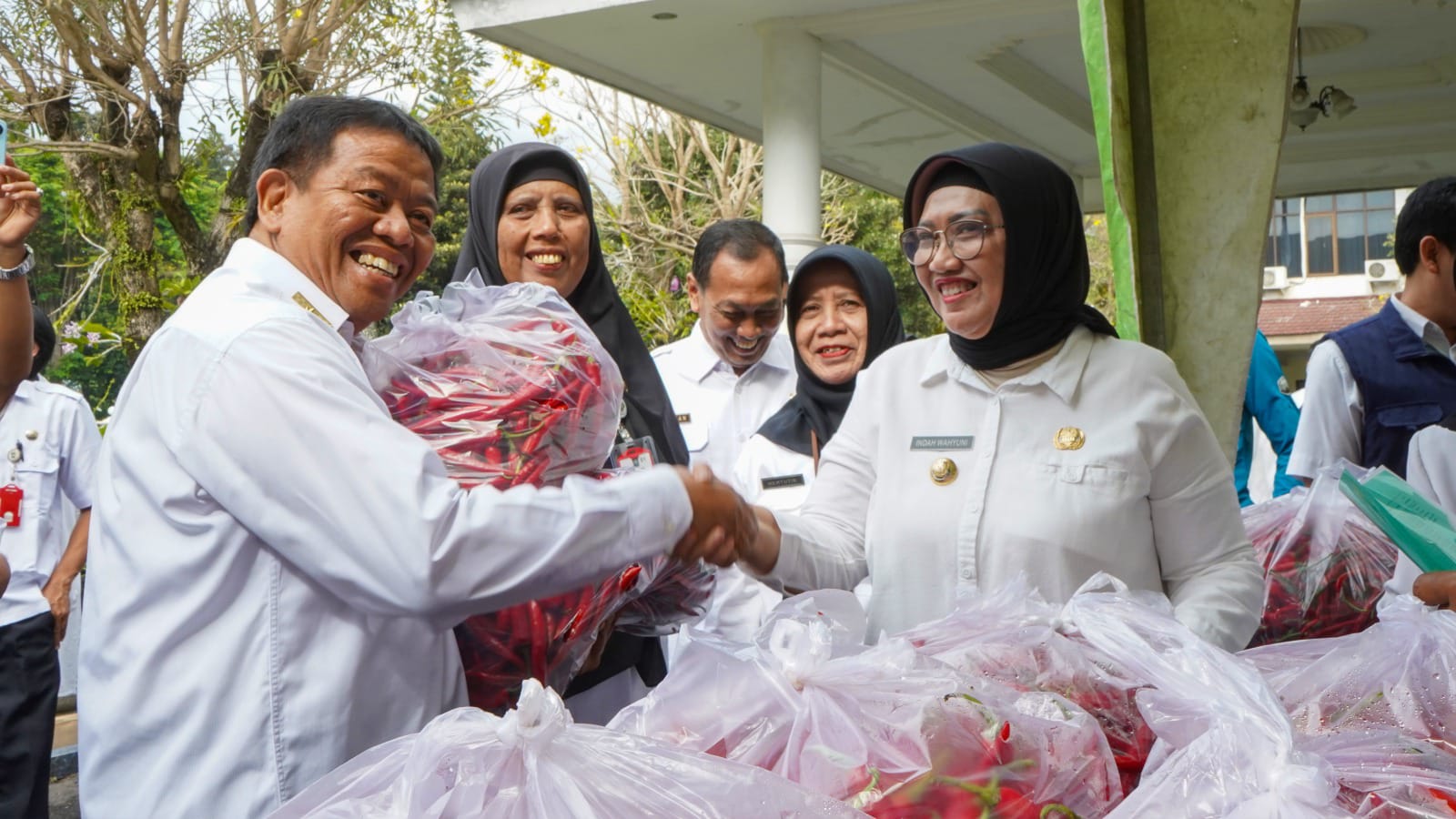 Pemkab Lumajang Lakukan Gerakan ASN Beli Cabai