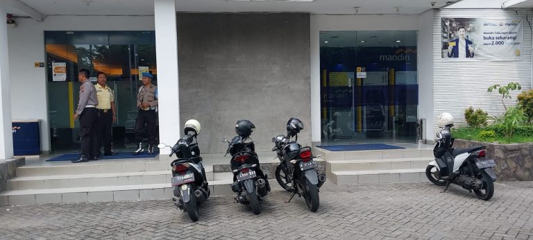 Polsek Gayungan Patroli di Bank dan Pemukiman Beri Imbauan Kamtibmas