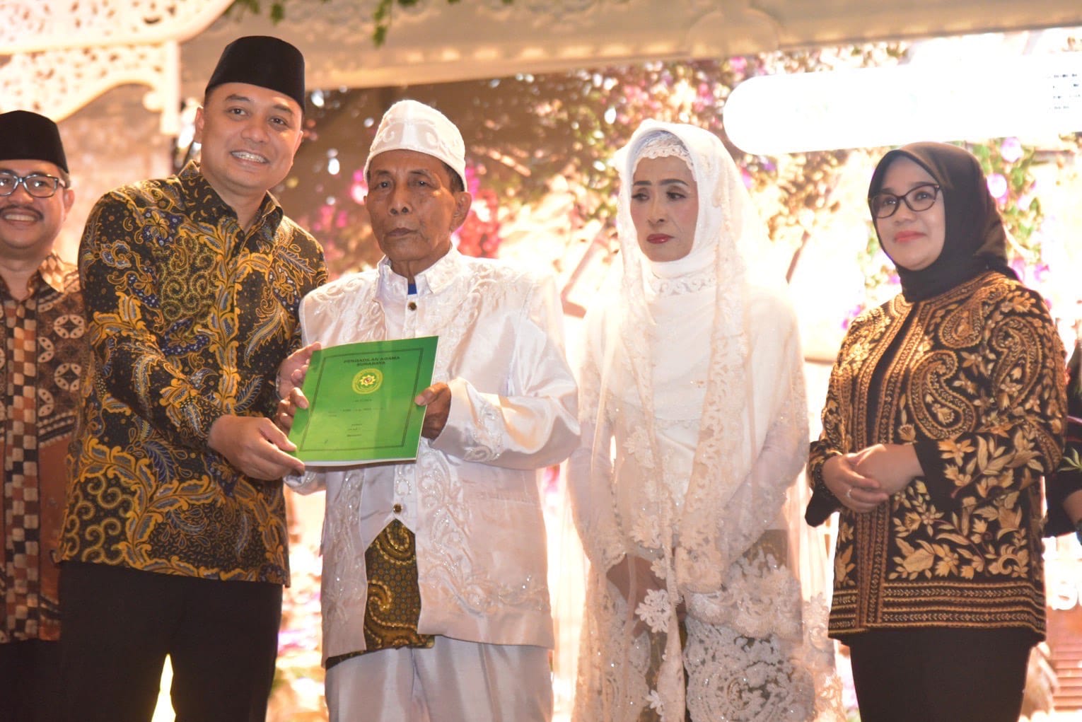Resepsi Akbar Isbat Nikah Massal di Balai Kota Surabaya, 330 Pasangan Diresmikan Pernikahannya