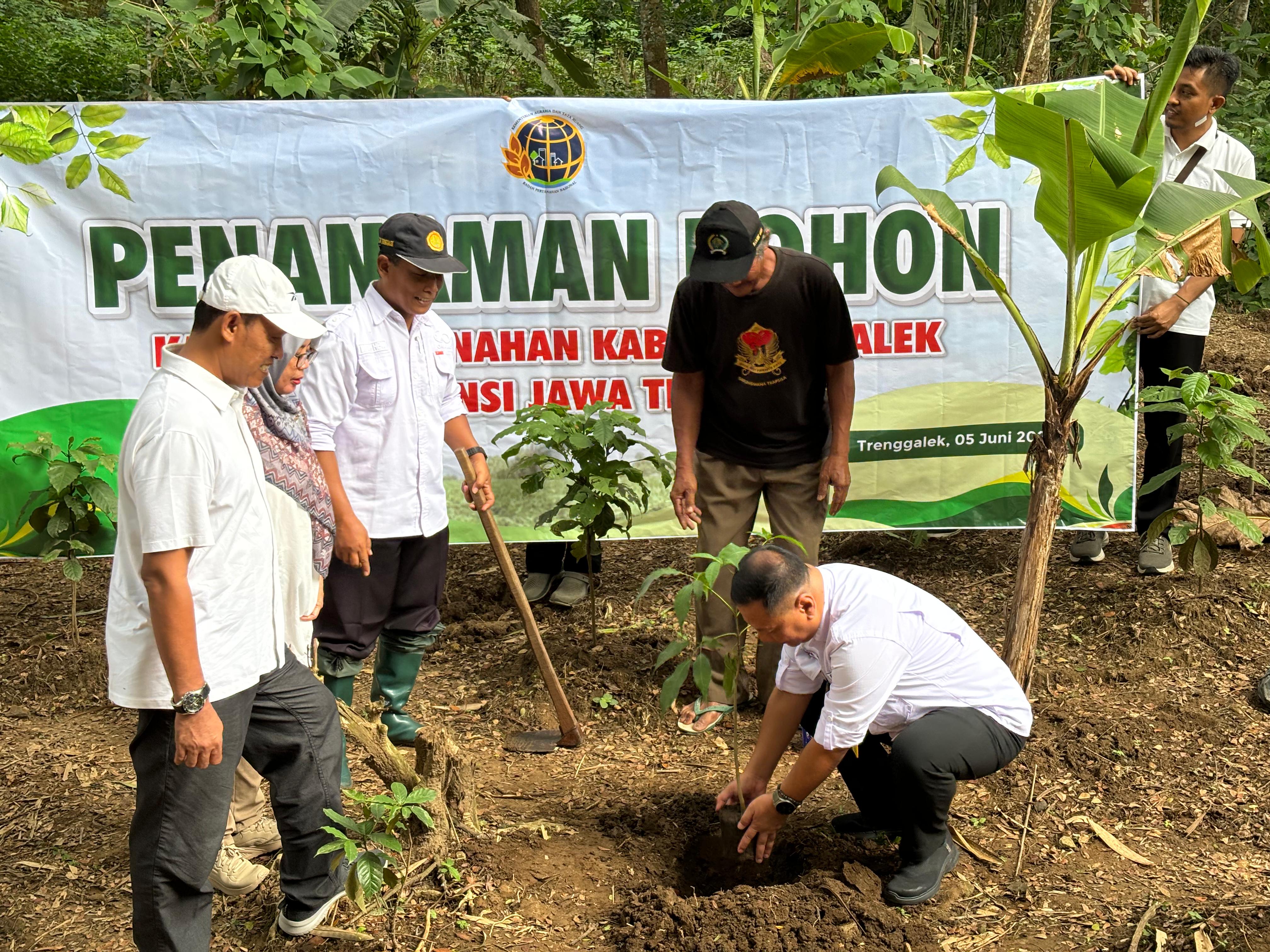 Hari Lingkungan Hidup Sedunia, BPN Trenggalek Tanam 100 Pohon di Desa Wonoanti