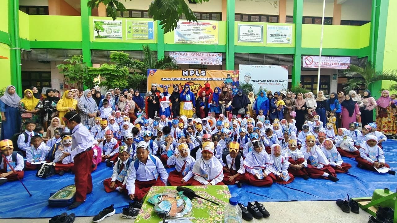 Sambut Siswa Baru, Guru dan Tenaga Pendidik SDN Wonokusumo V Surabaya Berkostum Superhero
