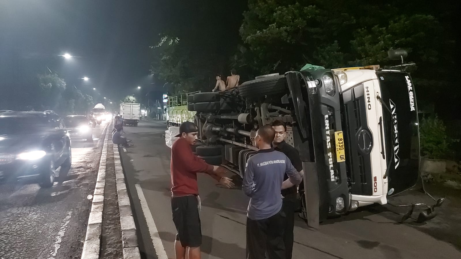 Truk Muat 30 Ton Plastik Terguling di Surabaya, Pasutri dan Balita Selamat