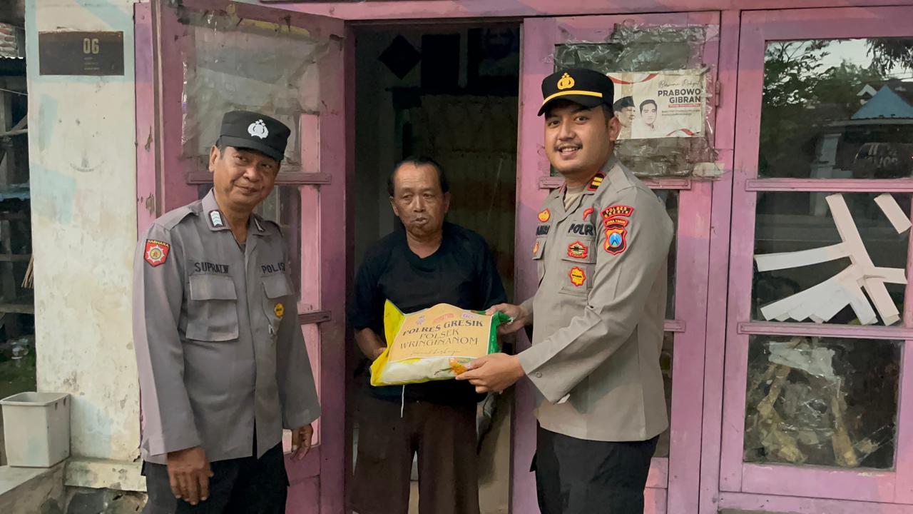 Disambut Haru Warga, Polsek Wringinanom Bagikan Bantuan Beras di Dusun Wadung