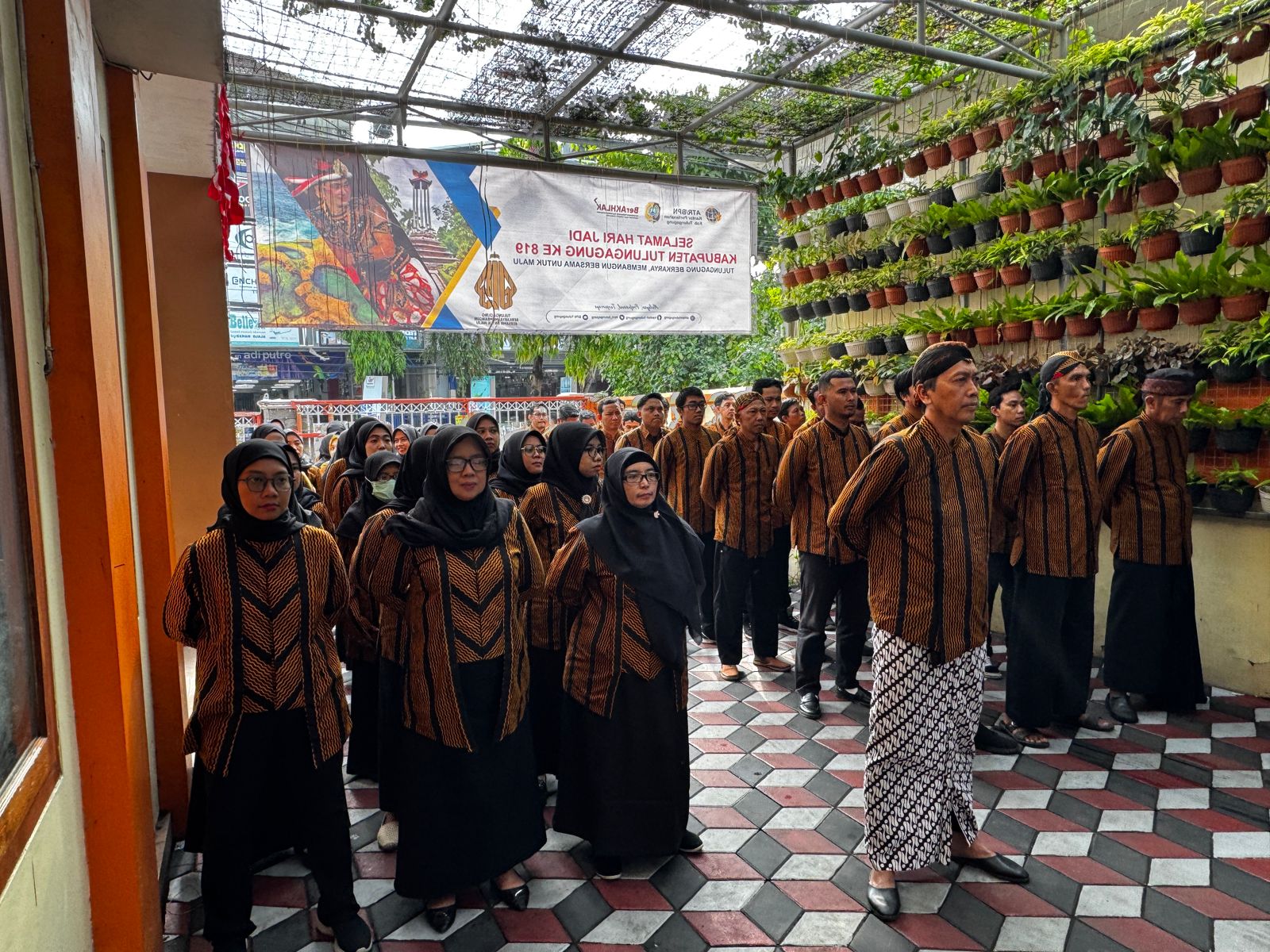 Semarakkan Hari Jadi Kabupaten Tulungagung, Pegawai Kantah ATR/BPN Kenakan Batik Lurik Khas Bumi Ngrowo