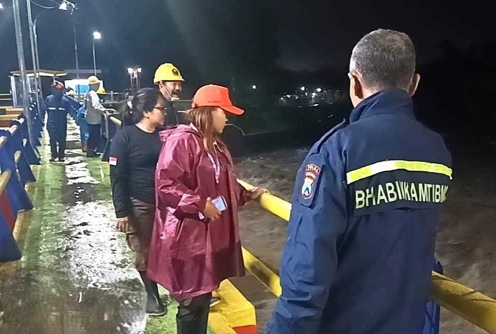 Debit Air Meningkat di Malang, Bhabinkamtibmas Monitoring Bendungan Rolak