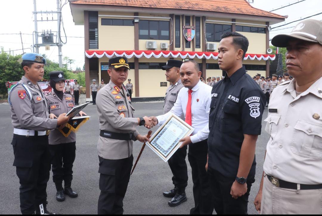Pimpin Upacara Kenaikan Pangkat, Kapolres Bojonegoro Beri Penghargaan dan Lepas Purnatugas