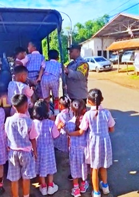 Program Polisi Sahabat Anak, Polsek Tragah Sambut Outing Class Siswa TK Mawar 