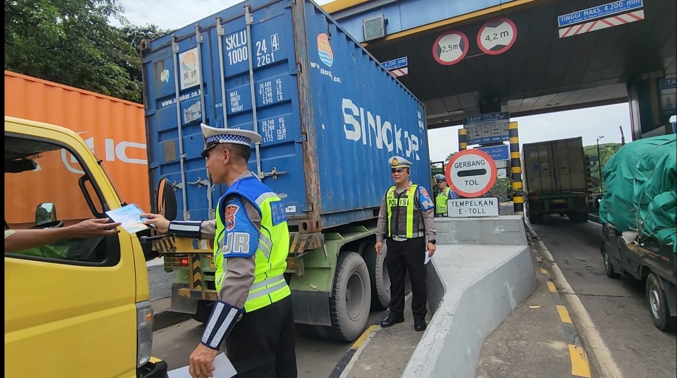 Jamin Kelancaran Jalan Tol, Polda Jatim Tertibkan Truk dan Bus Pengguna Lajur Kanan