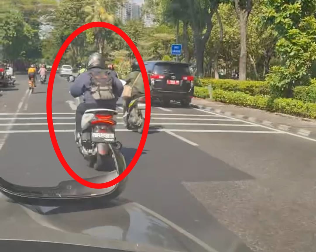 Viral Video Pemotor Rusak Mobil Perempuan di Jalan Jemur Andayani Surabaya